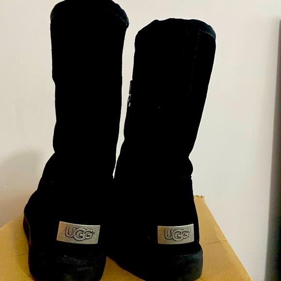 Authentic UGG Celvin Boots - Picture 1 of 7